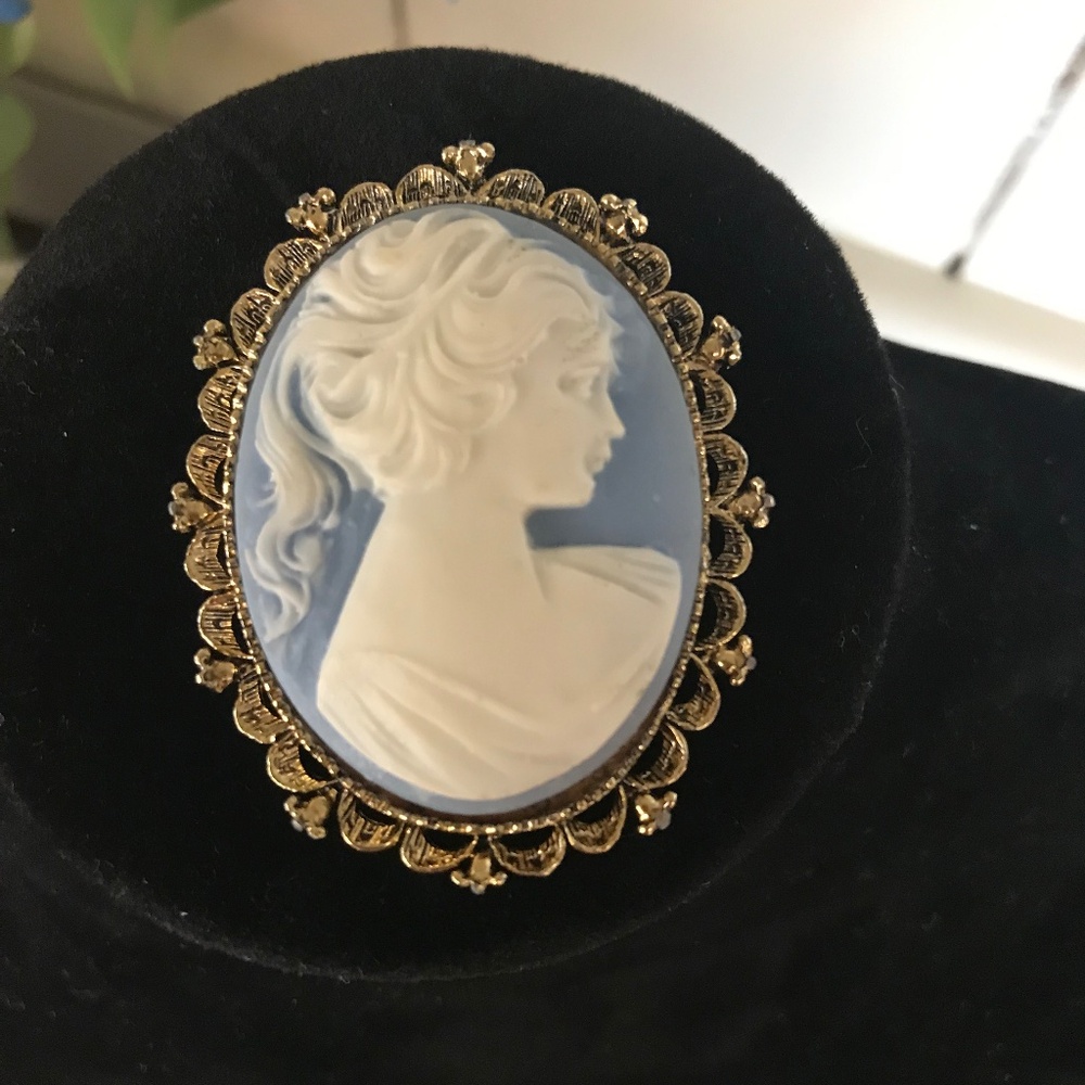 Vintage GERRY'S Victorian Lady Carved Cameo Brooch / Pendant